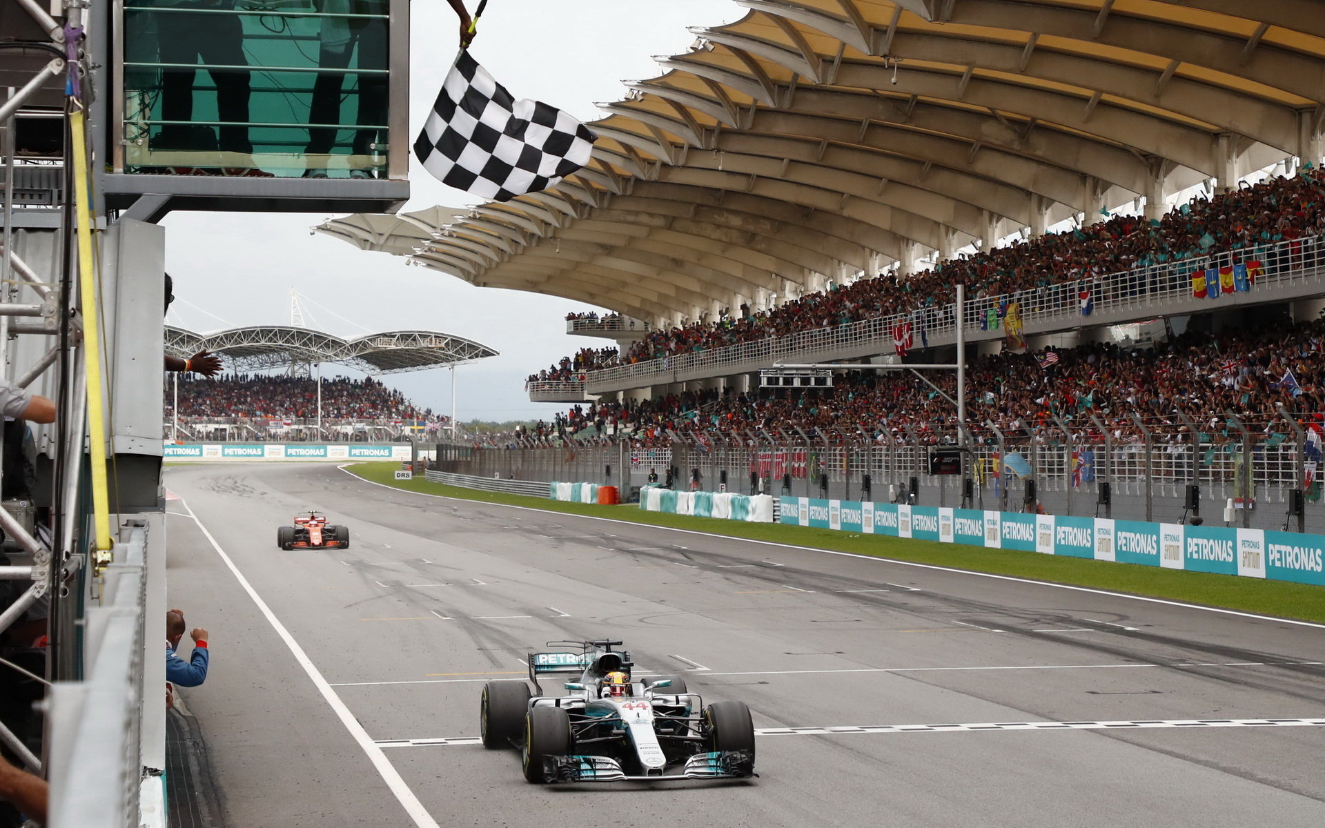Lewis Hamilton v cíli závodu v Malajsii