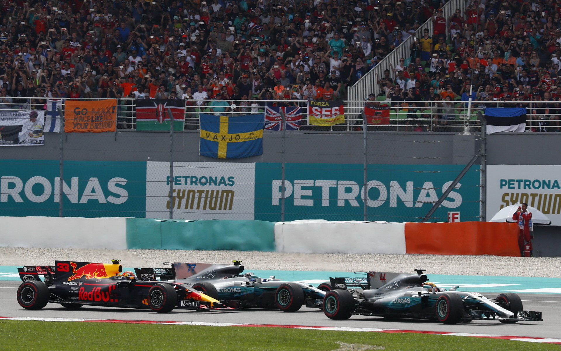 Lewis Hamilton, Max Verstappen a Valtteri Bottas v závodě v Malajsii