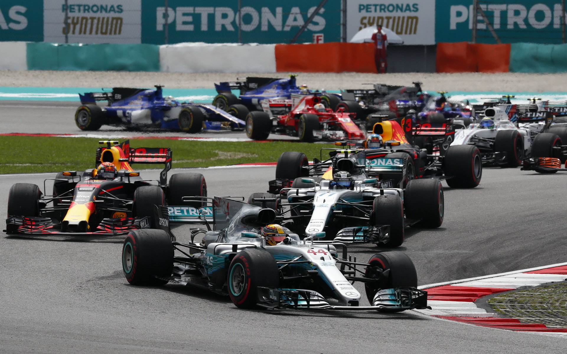 Lewis Hamilton po startu závodu v Malajsii