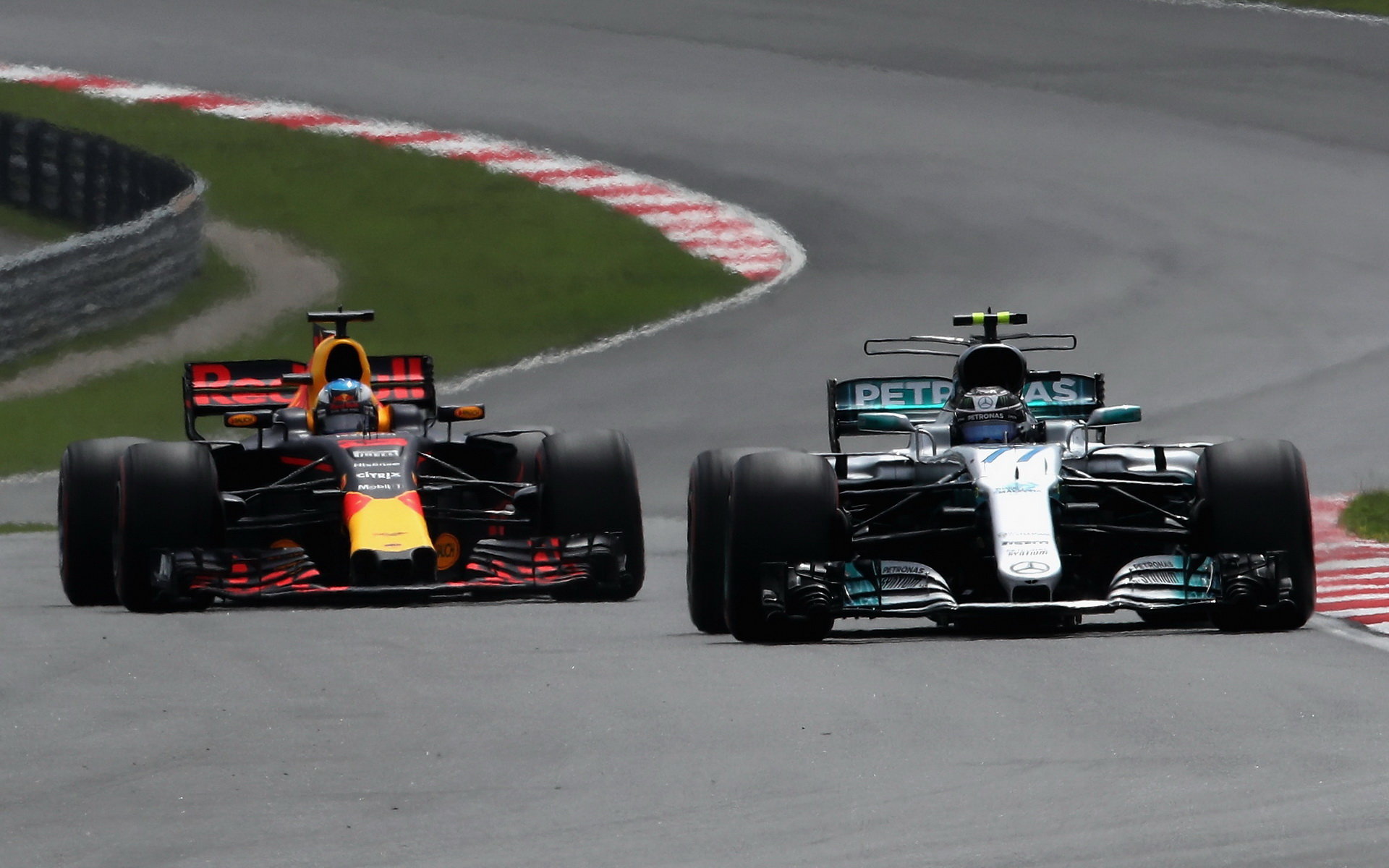 Daniel Ricciardo a Valtteri Bottas v závodě v Malajsii