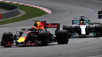 Max Verstappen a Lewis Hamilton v závodě v Malajsii