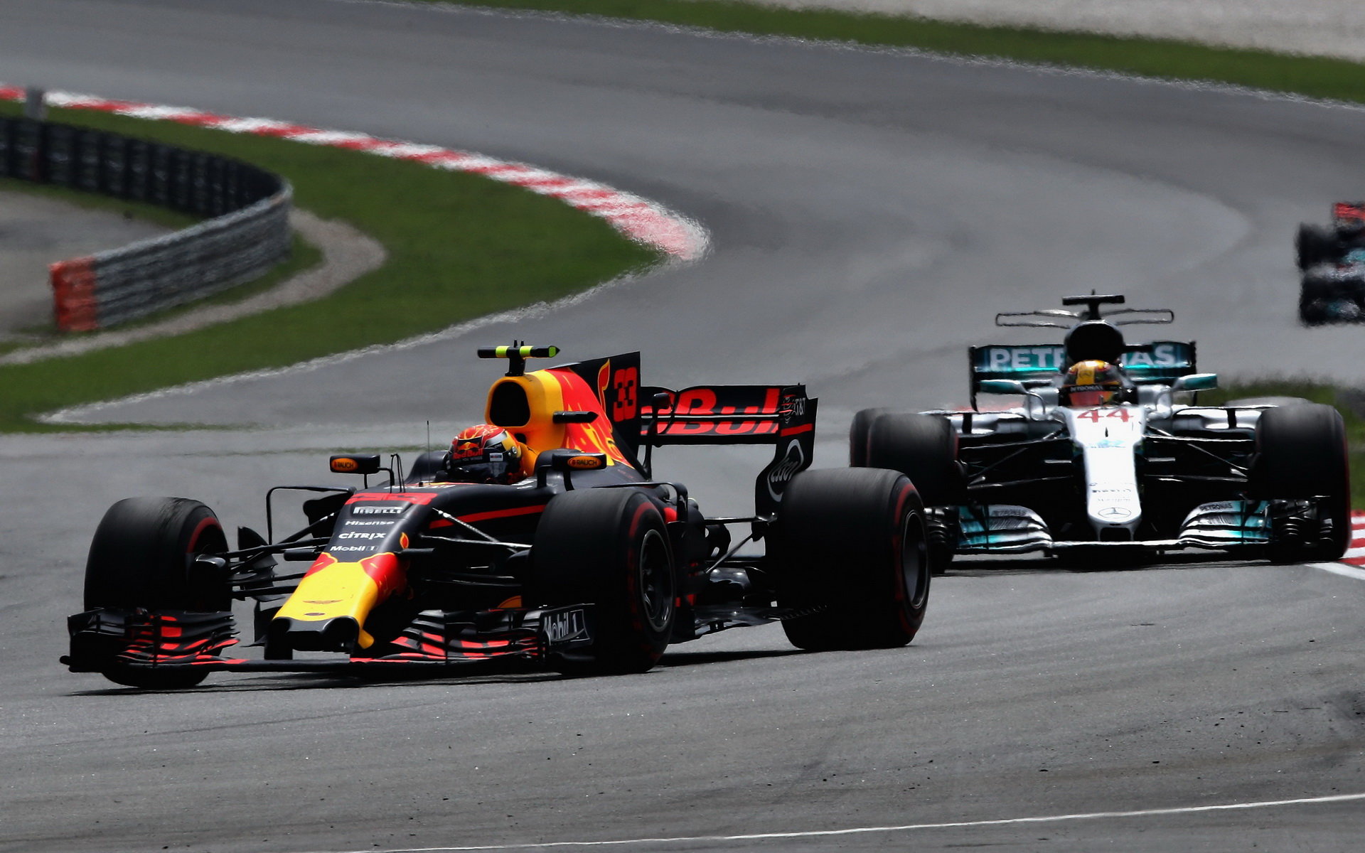 Max Verstappen a Lewis Hamilton v závodě v Malajsii