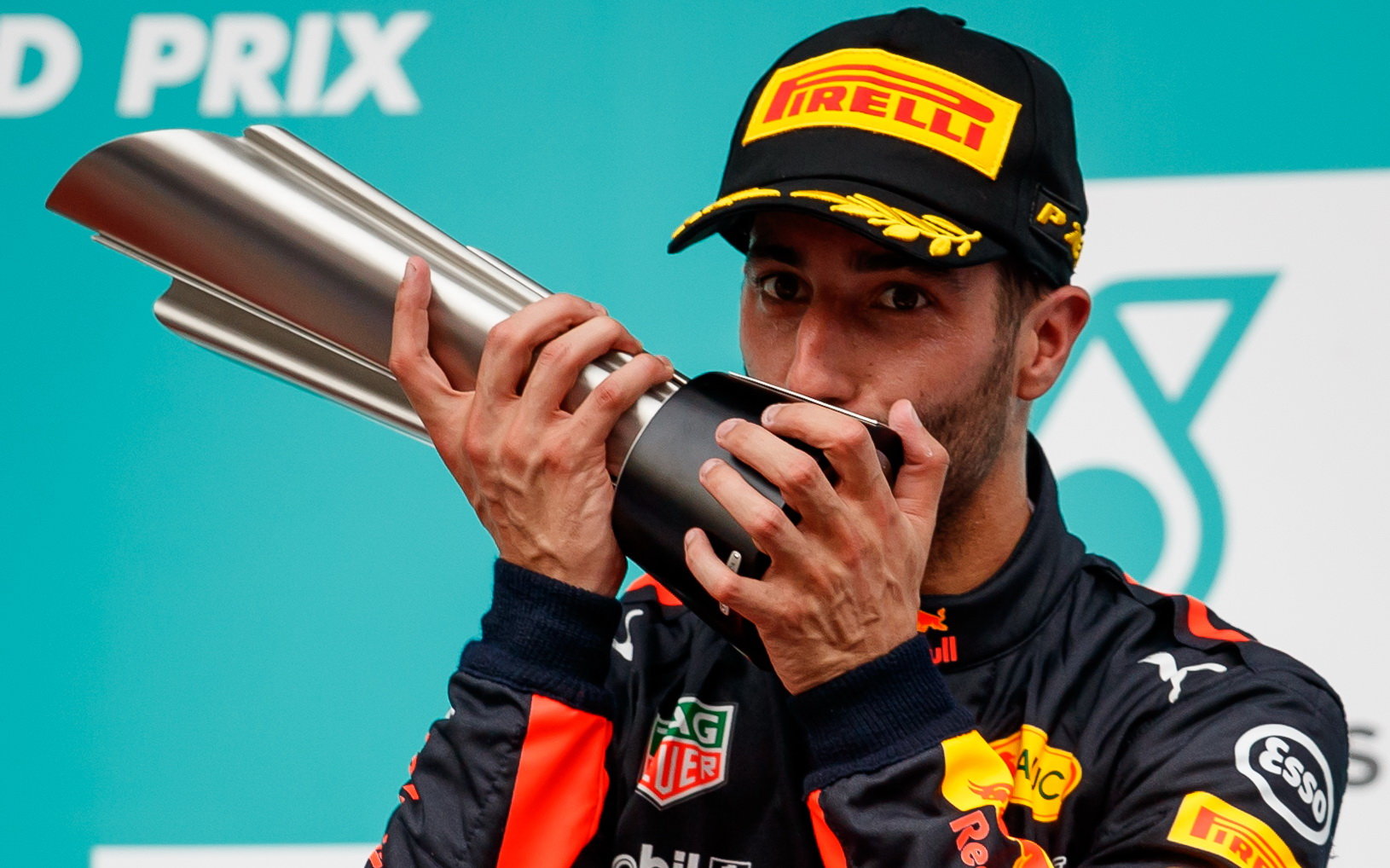 Danie Ricciardo se svou trofejí na pódiu po závodě v Malajsii