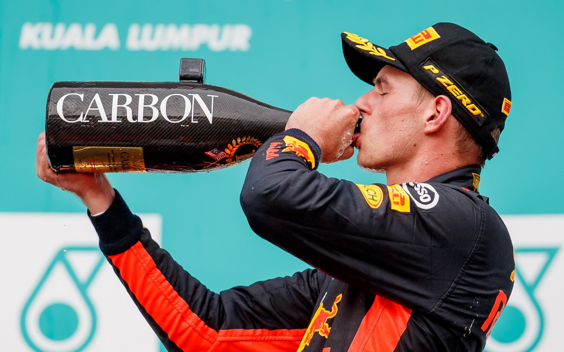 Max Verstappen se raduje z vítězství v závodě v Malajsii