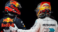 Lewis Hamilton a Max Verstappen po závodě v Malajsii