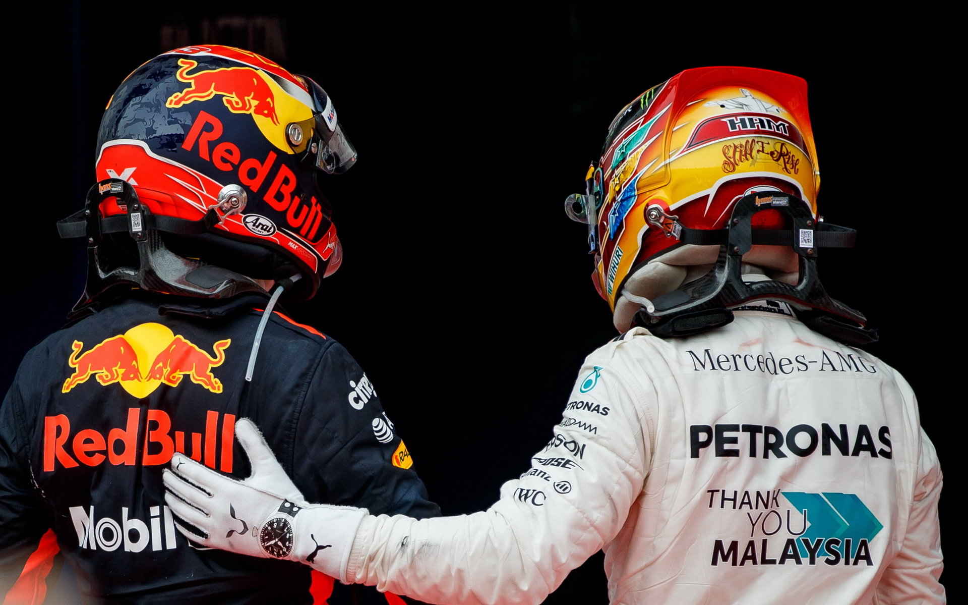 Lewis Hamilton a Max Verstappen po závodě v Malajsii