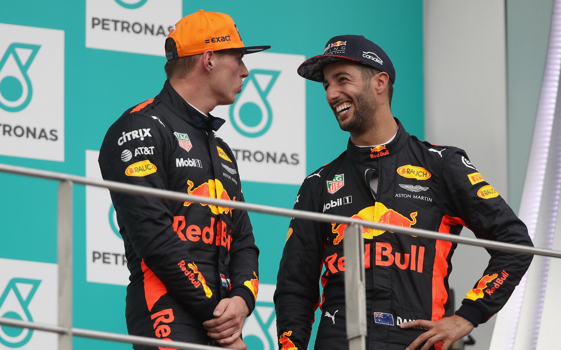 Daniel Ricciardo a Max Verstappen oslavují na pódiu po závodě v Malajsii