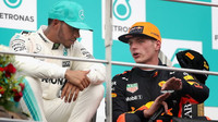 Max Verstappen a Lewis Hamilton diskutují na pódiu po závodě v Malajsii