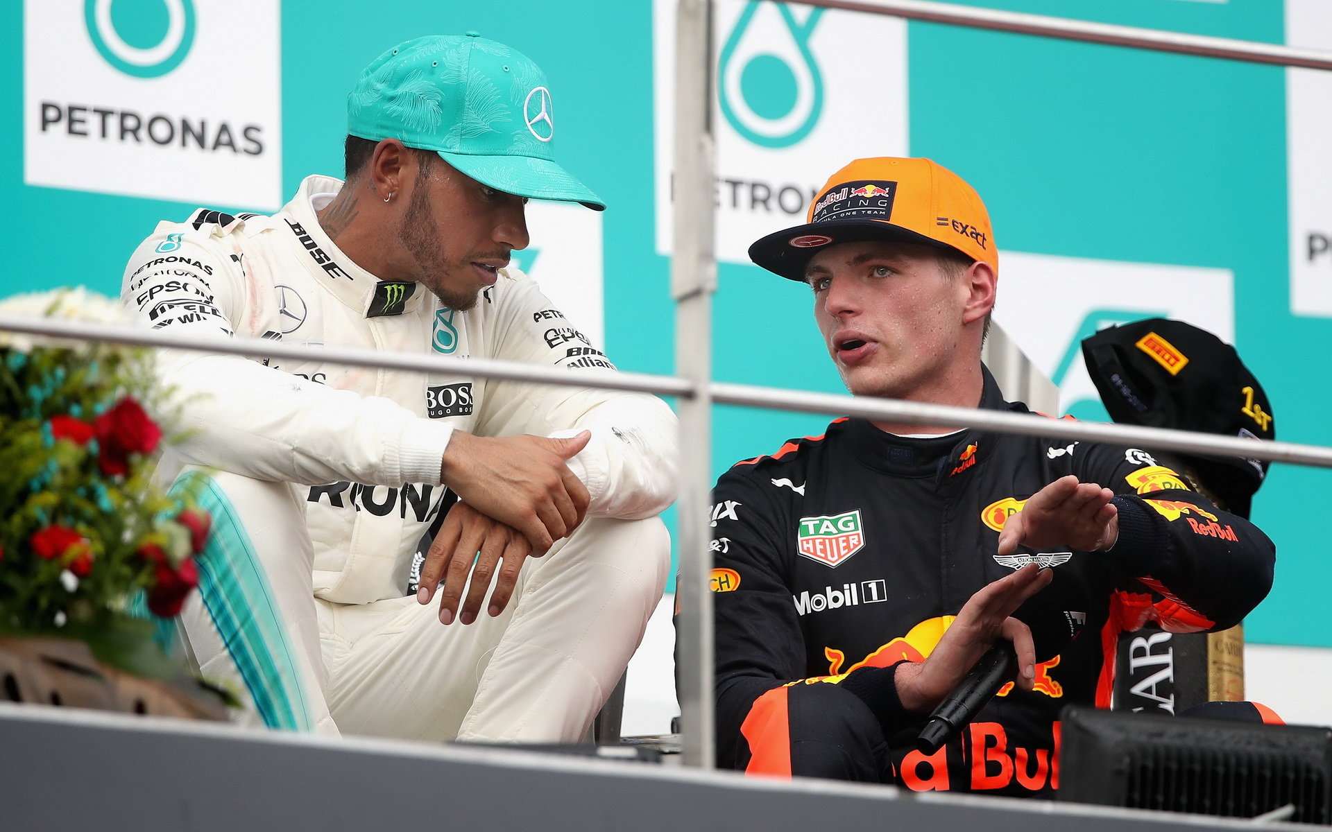 Max Verstappen a Lewis Hamilton diskutují na pódiu po závodě v Malajsii