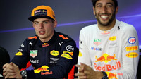 Max Verstappen a Daniel Ricciardo na tiskovce po závodě v Malajsii