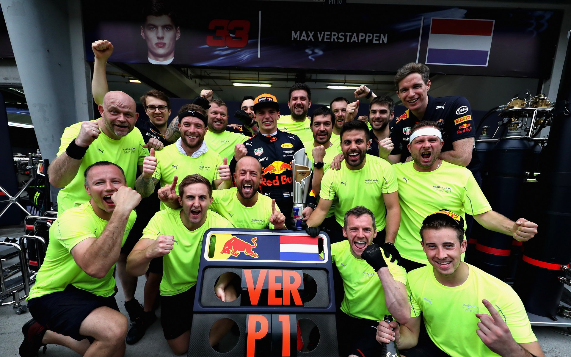 Max Verstappen se raduje se svými mechaniky z vítězství v závodě v Malajsii