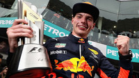 Max Verstappen se raduje z vítězství v závodě v Malajsii