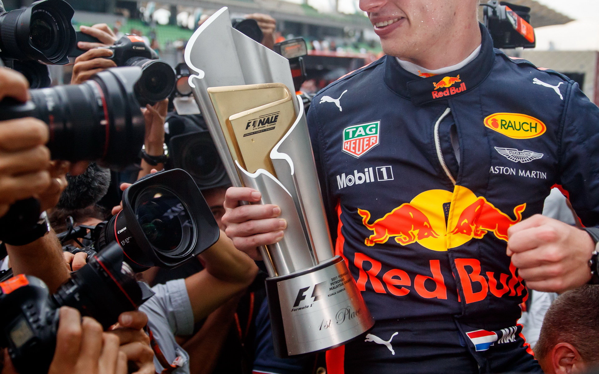 Max Verstappen a jeho trofej po závodě v Malajsii