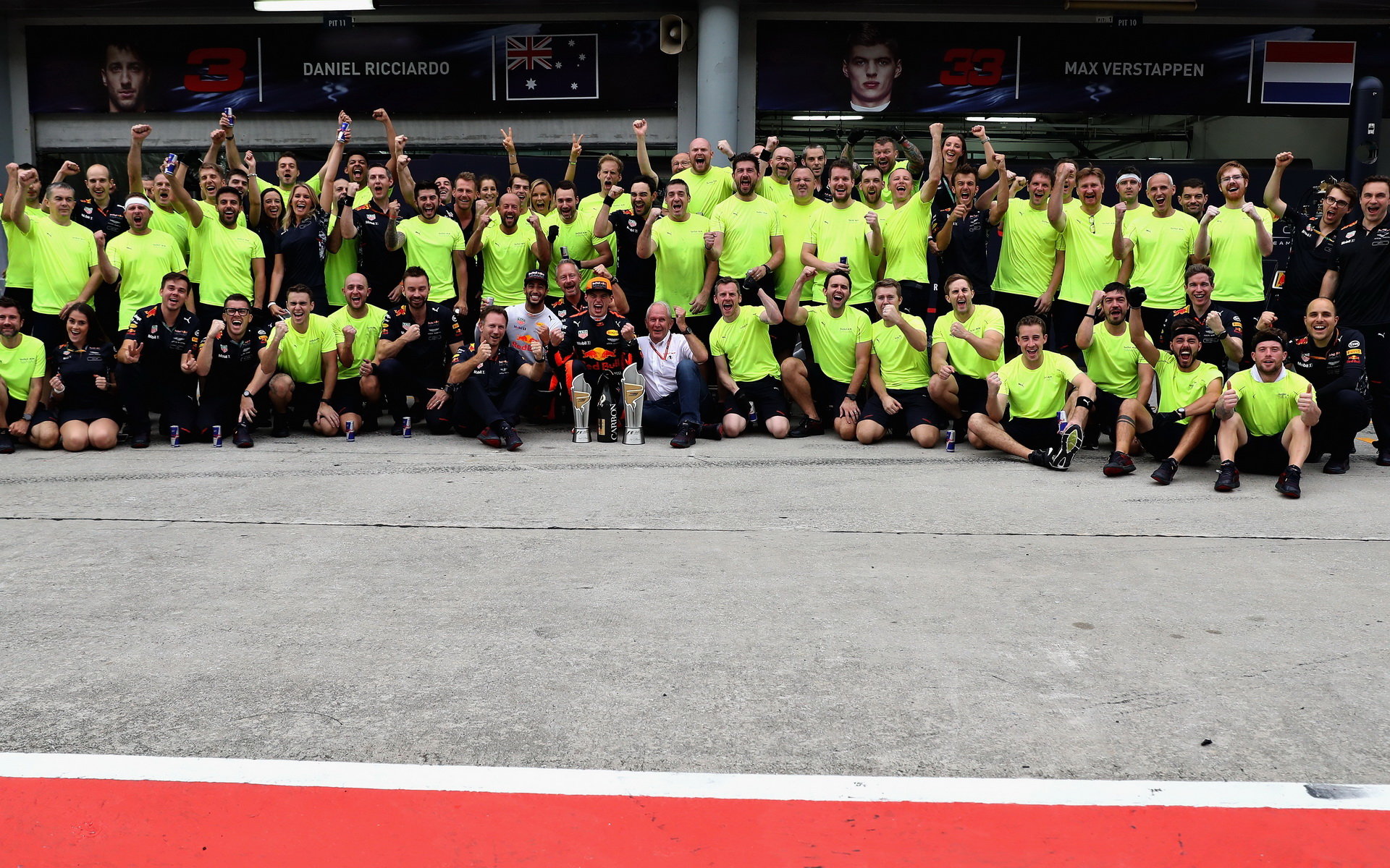 Tým Red Bull se raduje z vítězství v závodě v Malajsii