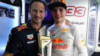 Max Verstappen a Christian Horner se raduje z vítězství v závodě v Malajsii