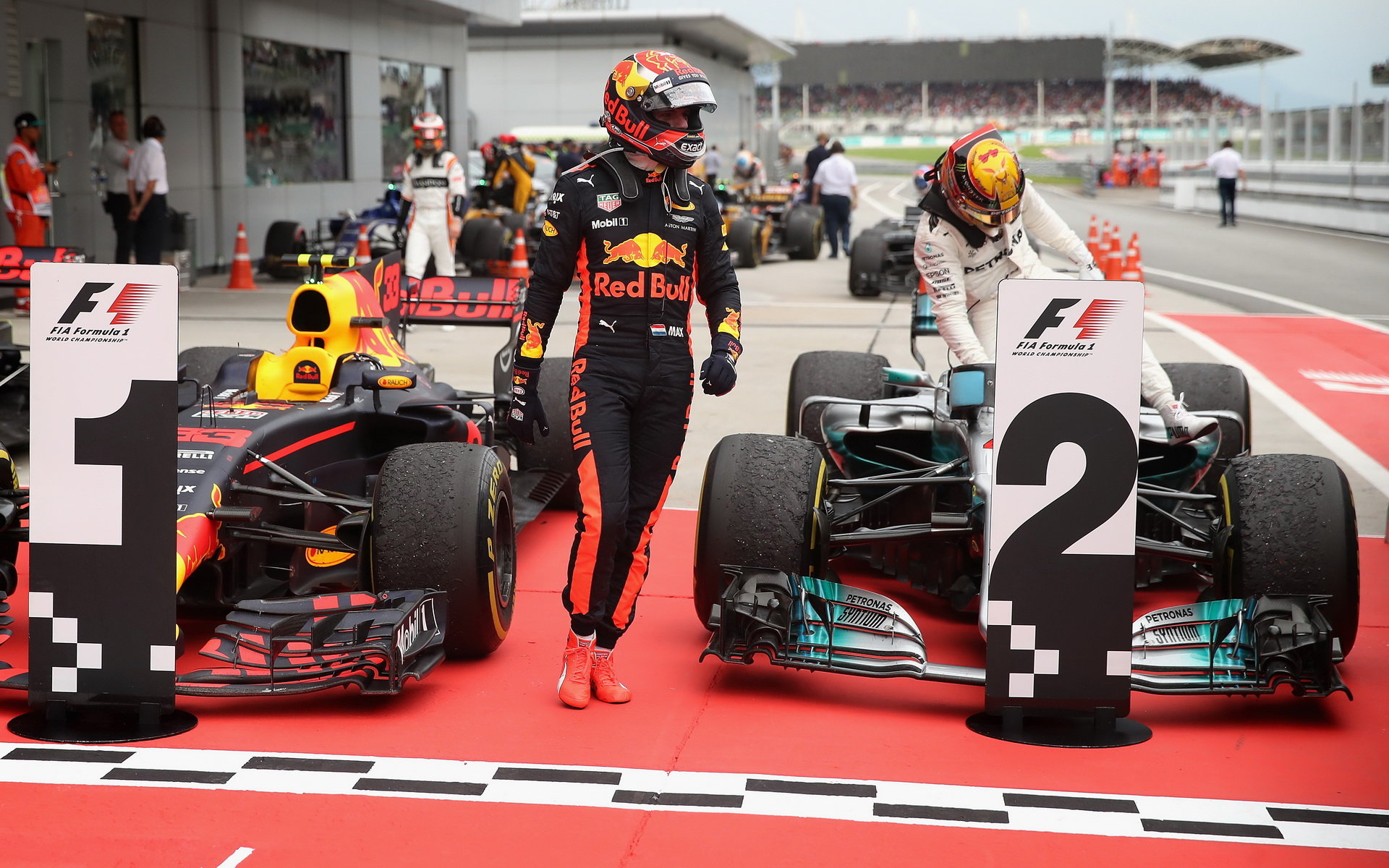 Max Verstappen a Lewis Hamilton po závodě v Malajsii