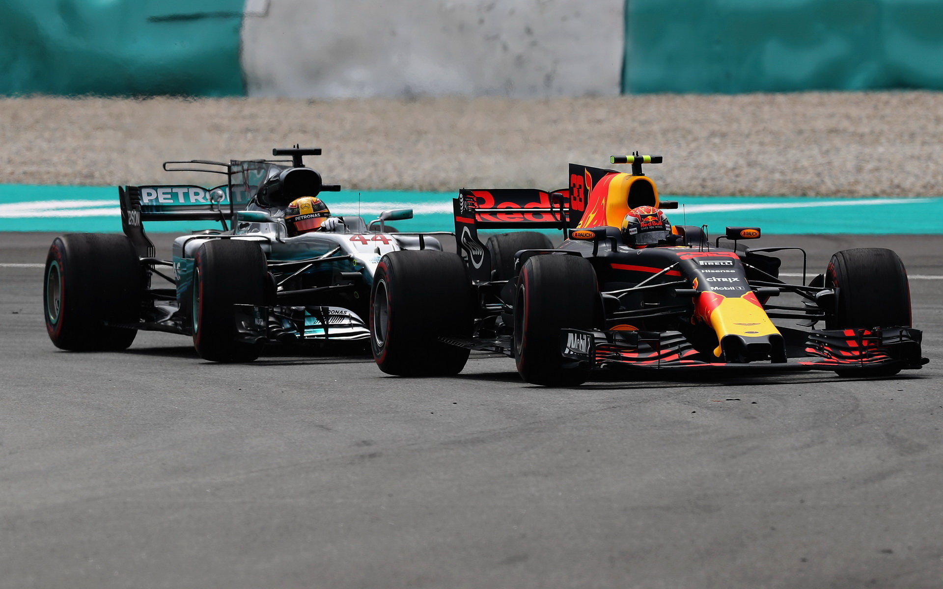 Max Verstappen předjíží Lewise Hamiltona v závodě v Malajsii