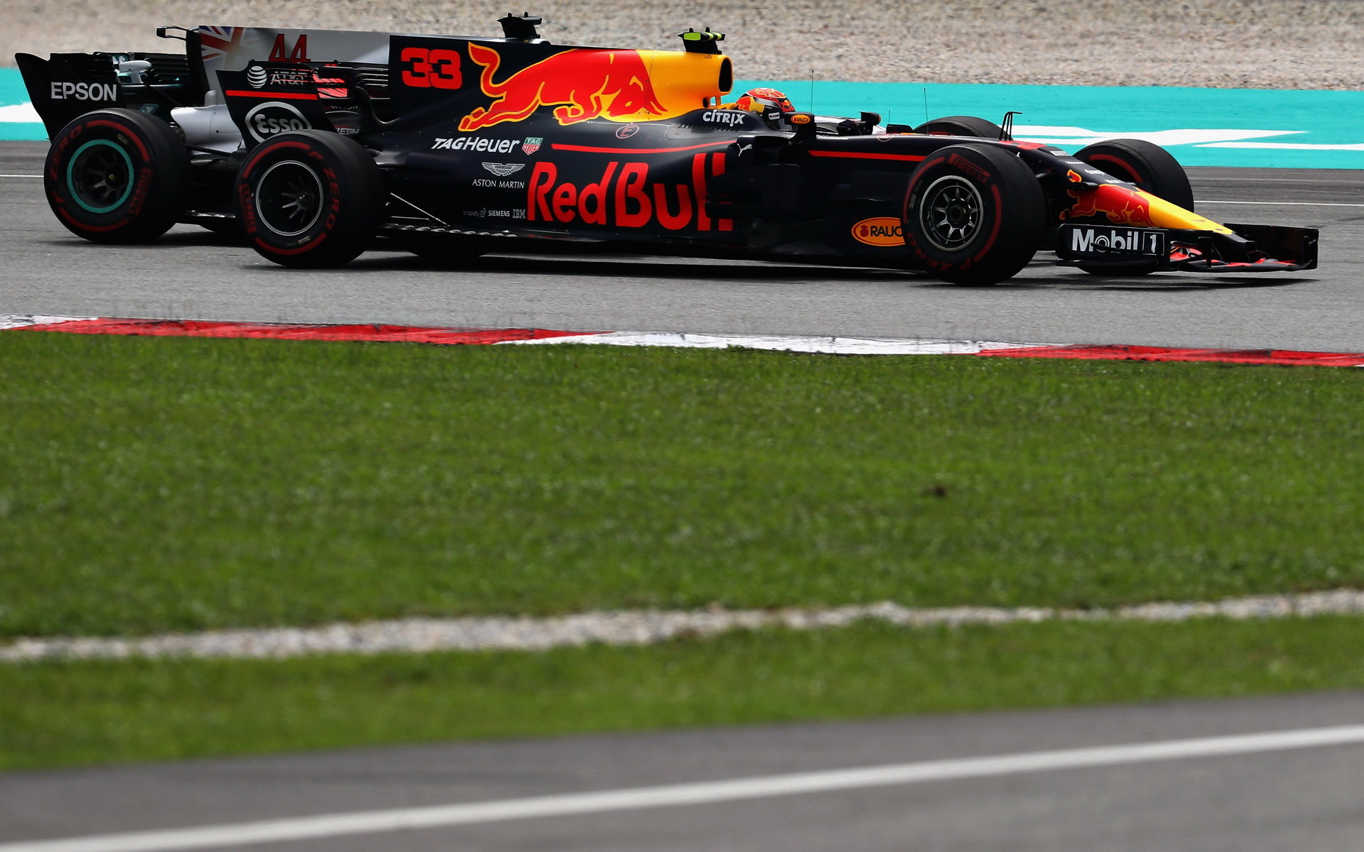 Max Verstappen předjíží Lewise Hamiltona v závodě v Malajsii