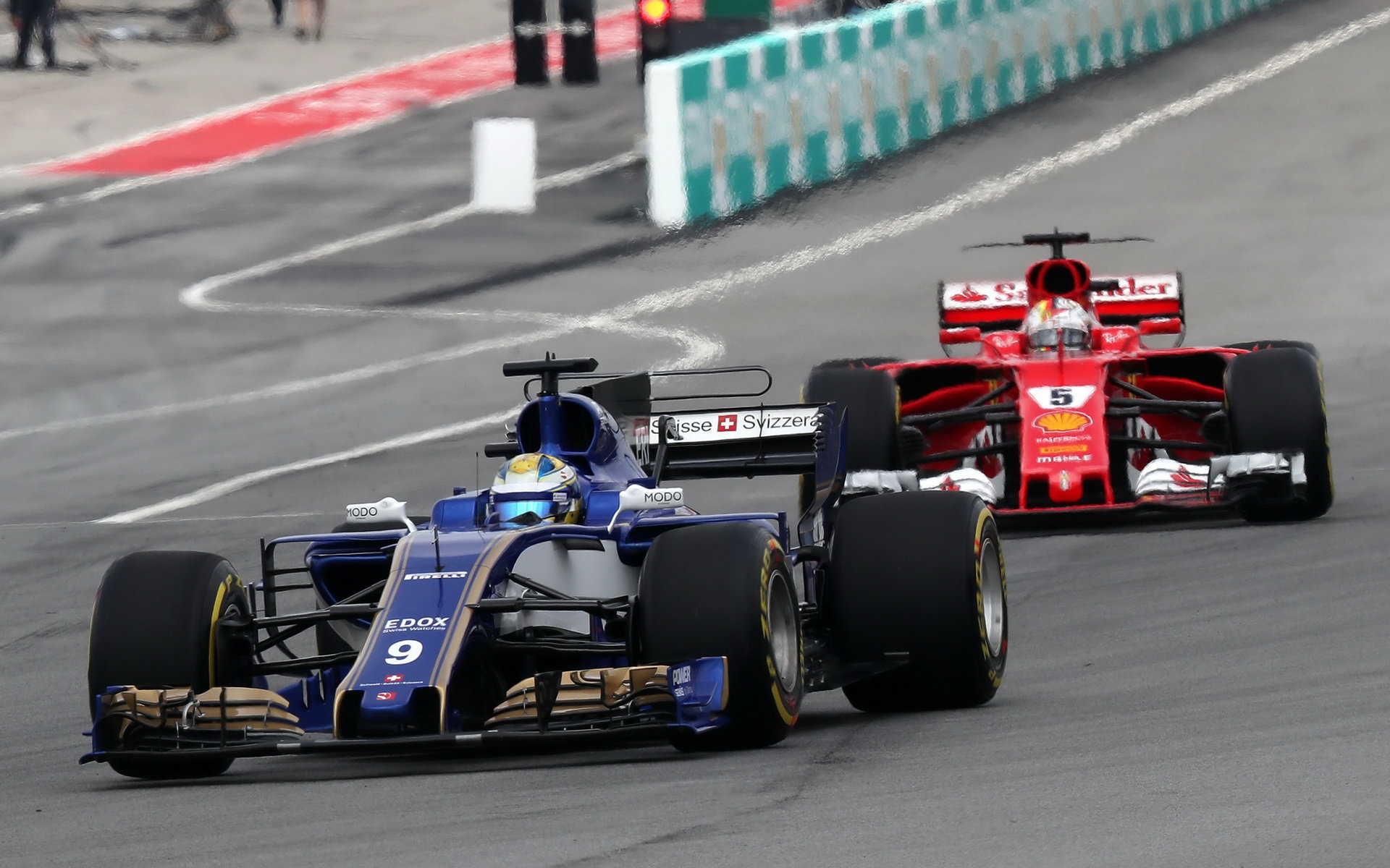 Marcus Ericsson před Sebastianem Vettelem