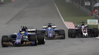 Pascal Wehrlein, Marcus Ericsson a Romain Grosjean v závodě v Malajsii