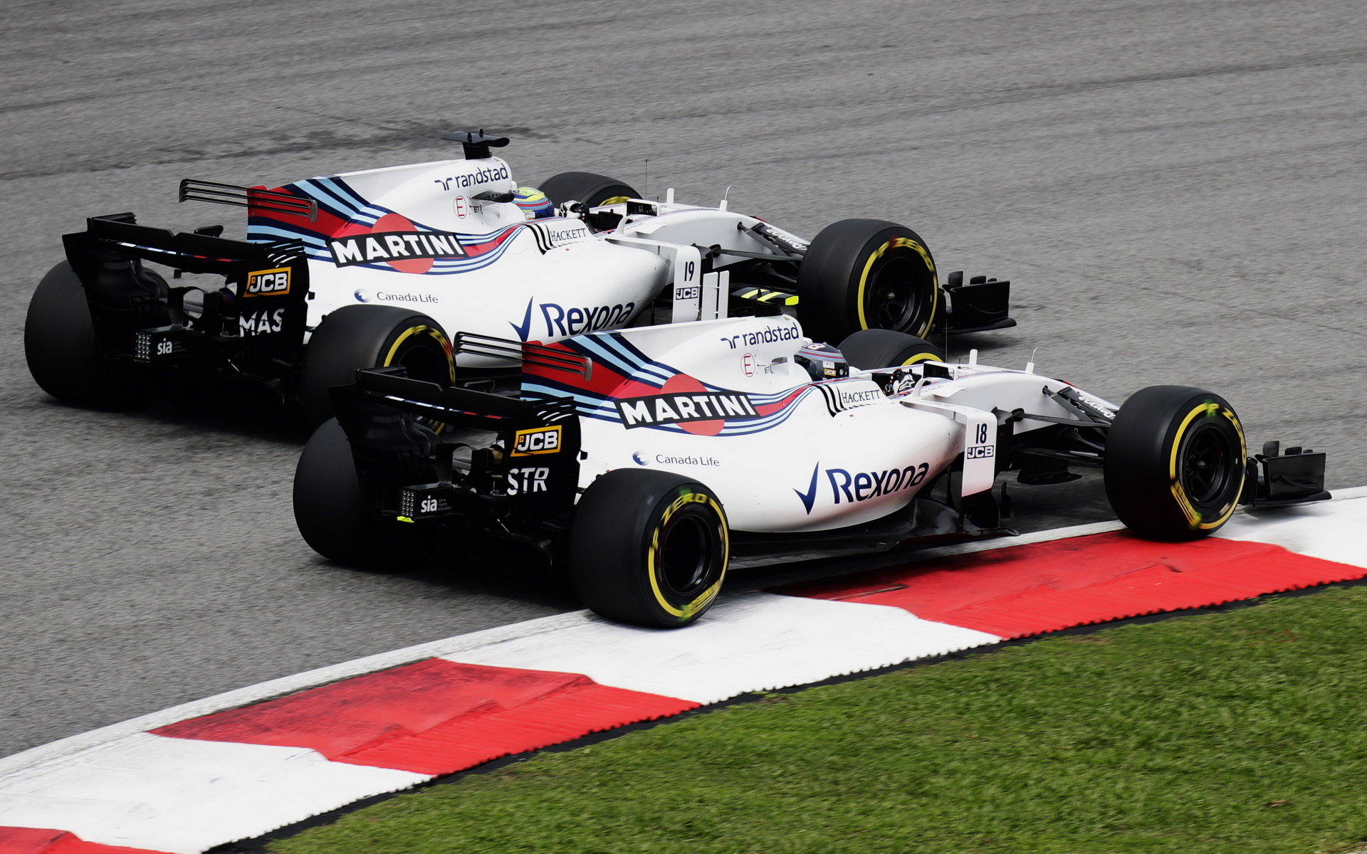 Felipe Massa a Lance Stroll se předjíždějí v závodě v Malajsii