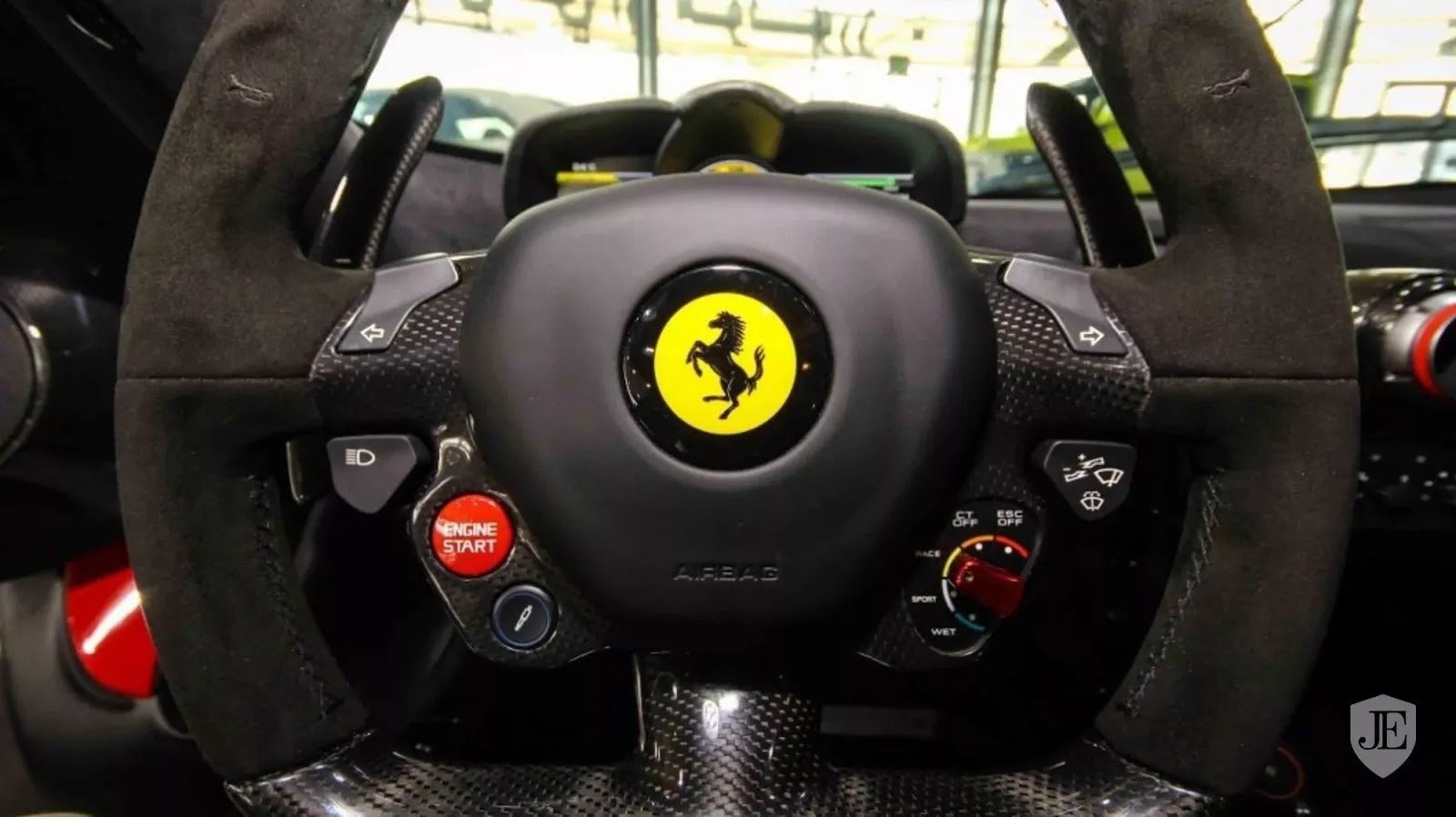 Dubajský autosalon GTR Motors nabízí k prodeji zcela nové Ferrari LaFerrari Aperta. Jeho cena je však závratně vysoká