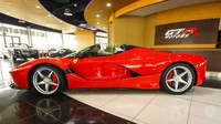 Dubajský autosalon GTR Motors nabízí k prodeji zcela nové Ferrari LaFerrari Aperta. Jeho cena je však závratně vysoká