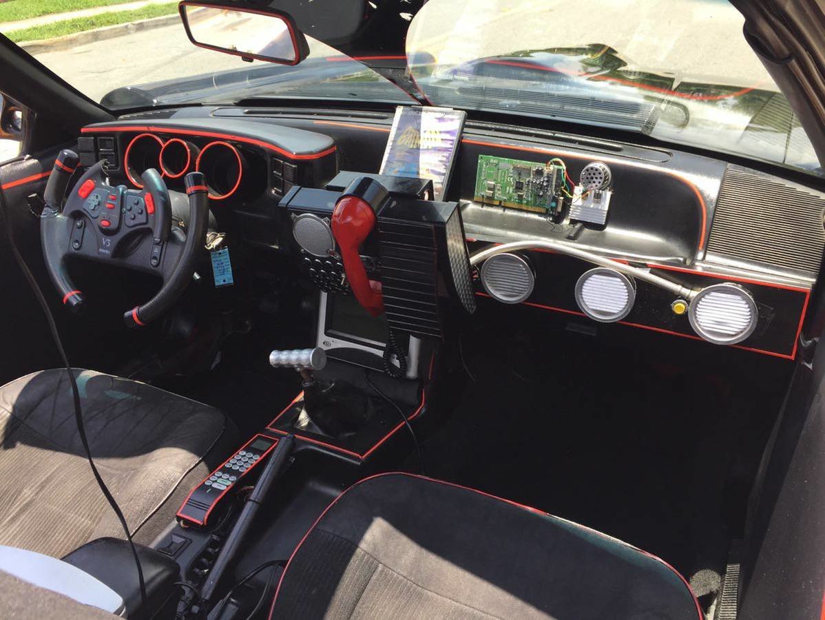 Laciná replika Batmobilu vznikla na základech Fordu Mustang Cabrio z roku 1987