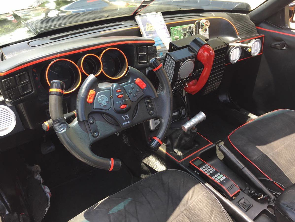 Laciná replika Batmobilu vznikla na základech Fordu Mustang Cabrio z roku 1987