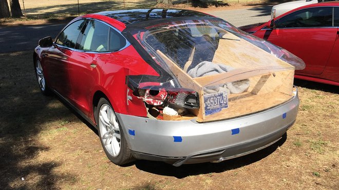 Velmi netradičně opravená Tesla Model S