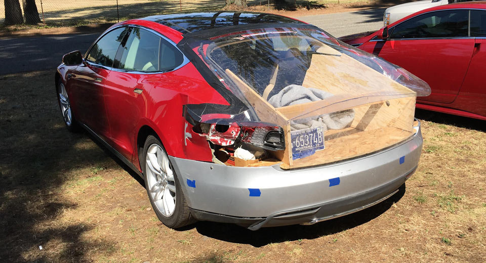Velmi netradičně opravená Tesla Model S