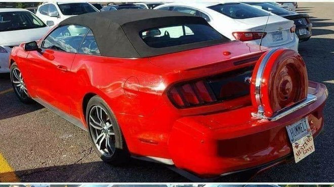 Ford Mustang upravený do stylu starších kupé Lincoln
