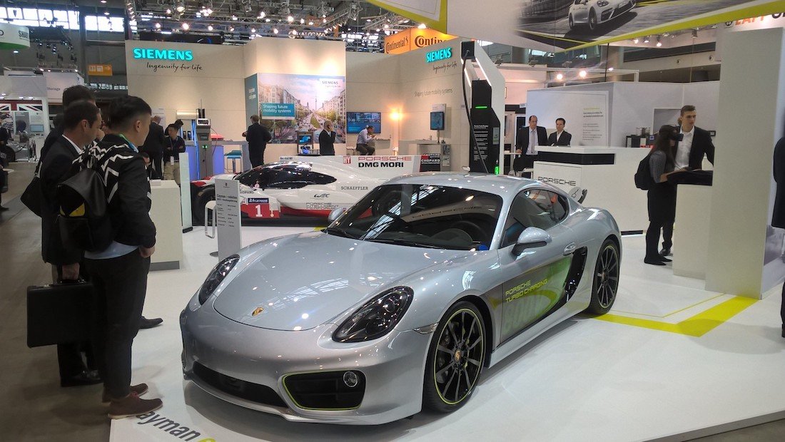 Porsche Cayman E-Volution na výstavě Electric Vehicle Symposium konané ve Stuttgartu