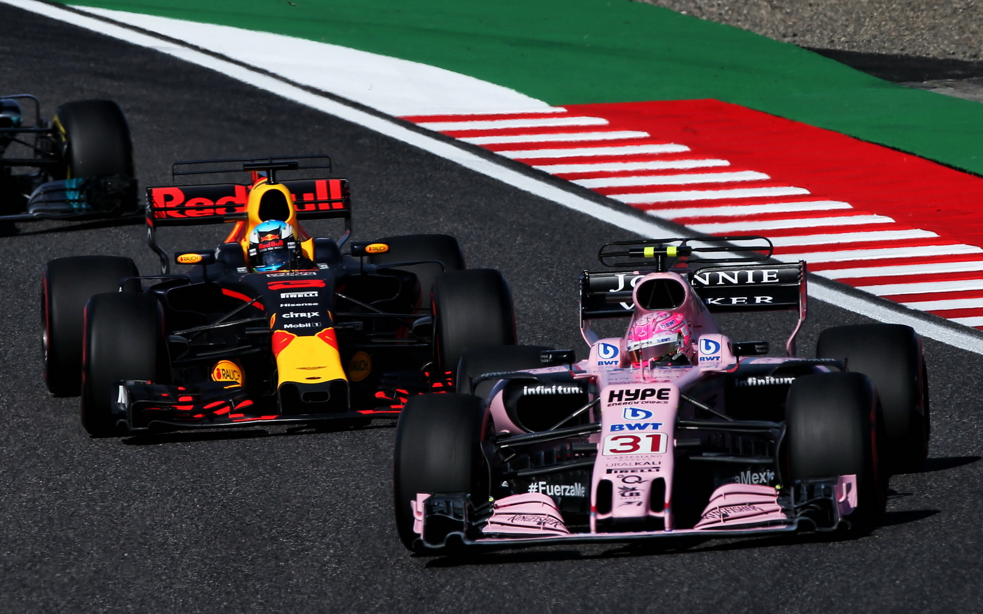 Daniel Ricciardo hůře odstartoval, dostal se před něj Esteban Ocon s Force Indií