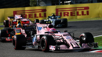 Esteban Ocon v závodě v Japonsku