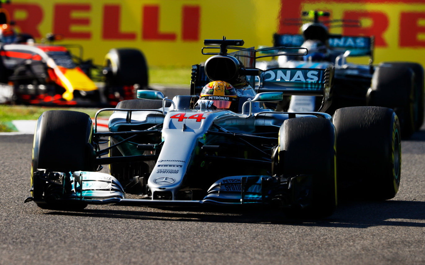 Lewis Hamilton v závodě v Japonsku