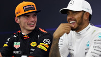 Max Verstappen, Lewis Hamilton a Daniel Ricciardo oslavují na pódiu po závodě v Japonsku