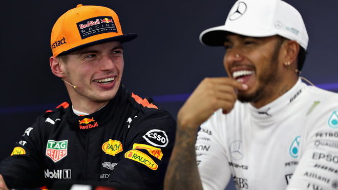 Max Verstappen (vlevo) na tiskové konferenci s Lewisem Hamiltonem