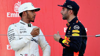 Lewis Hamilton a Daniel Ricciardo na pódiu po závodě v Japonsku