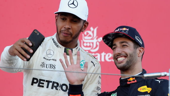 Lewis Hamilton a Daniel Ricciardo na pódiu po závodě v Japonsku