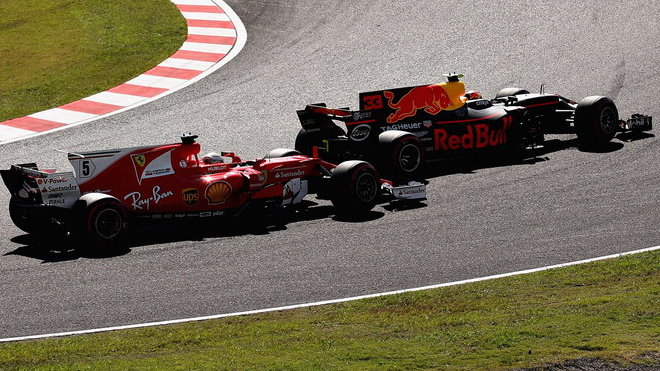 Max Verstappen předjíždí Sebastiana Vettela v závodě v Japonsku