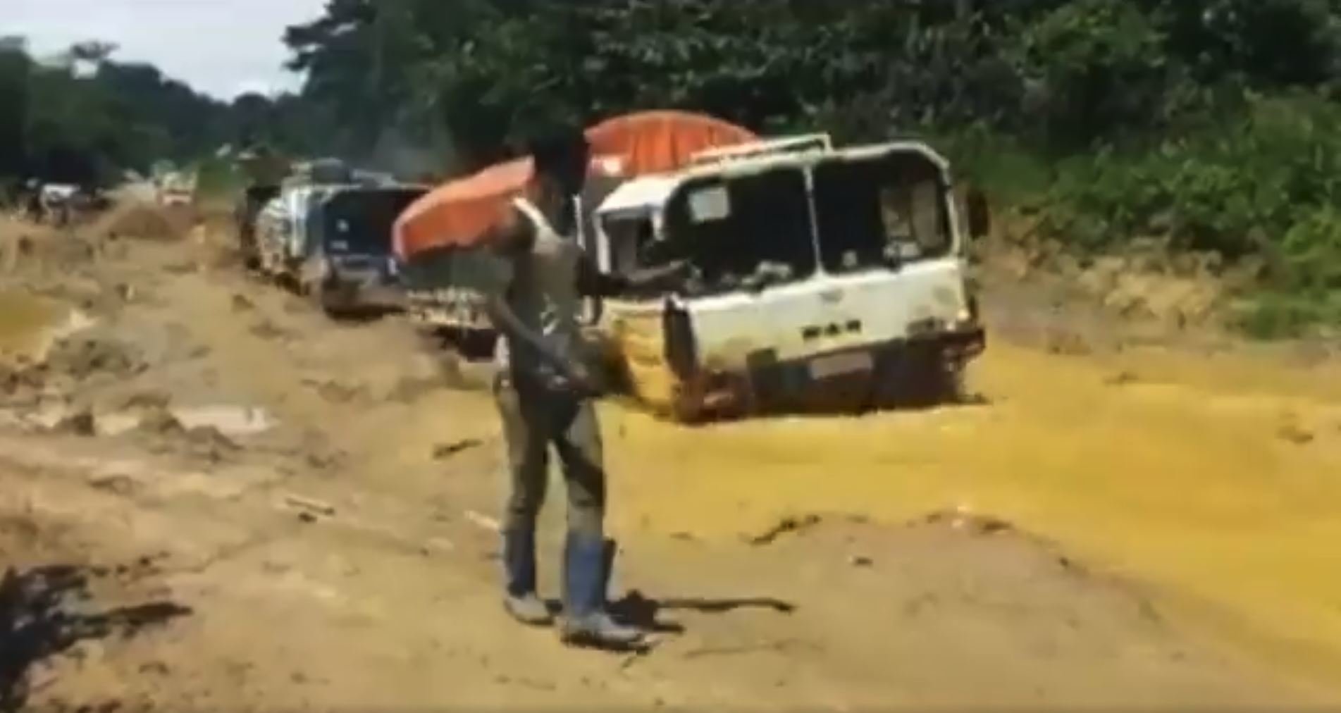 Náklaďáky MAN KAT1 si probíjí cestu džunglí Demokratické republiky Kongo