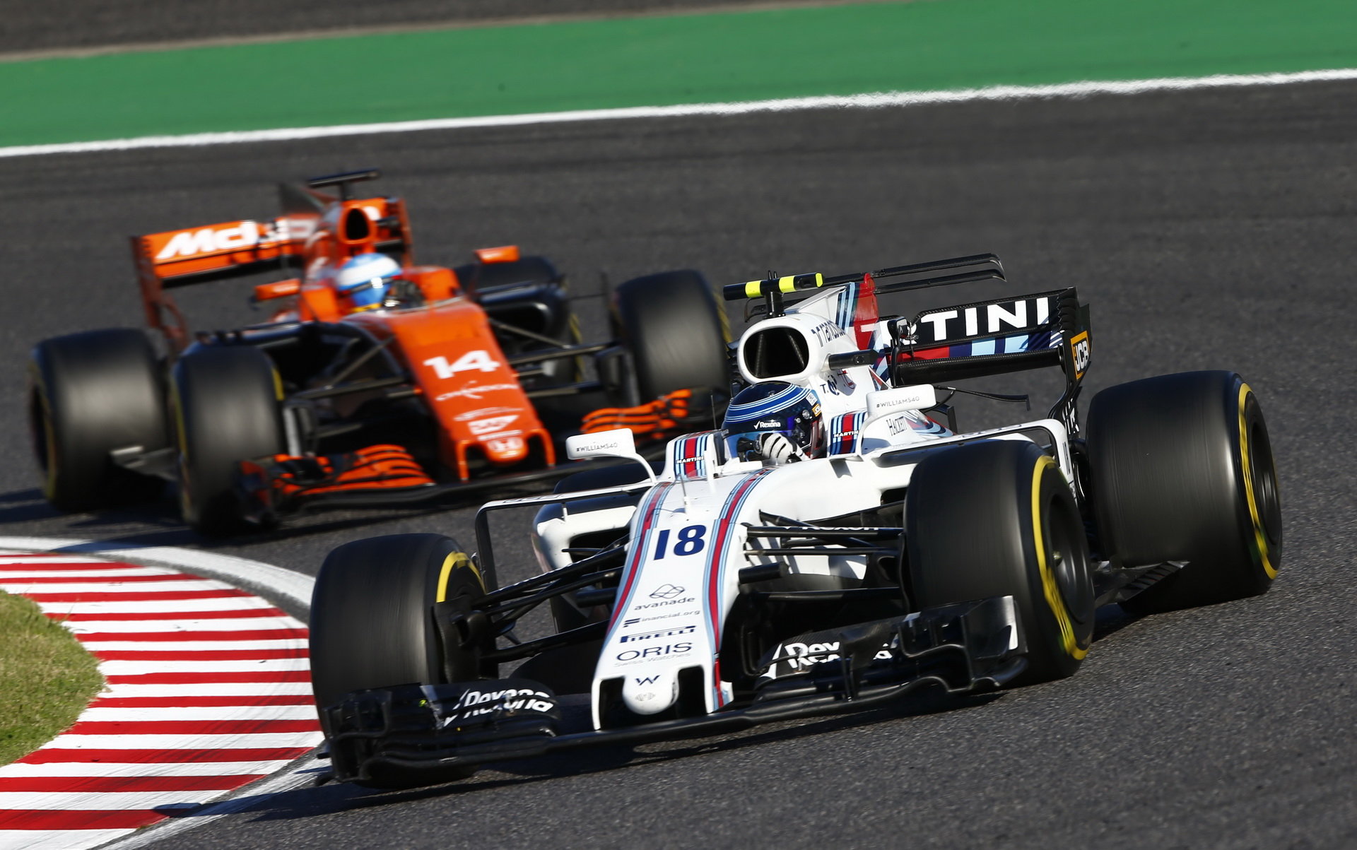 Lance Stroll a Fernando Alonso v závodě v Japonsku