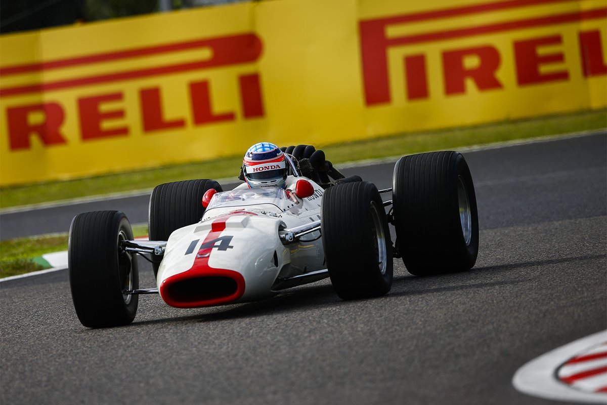 Takuma Sato s vozem Honda RA300 před Velkou cenou Japonska 2017