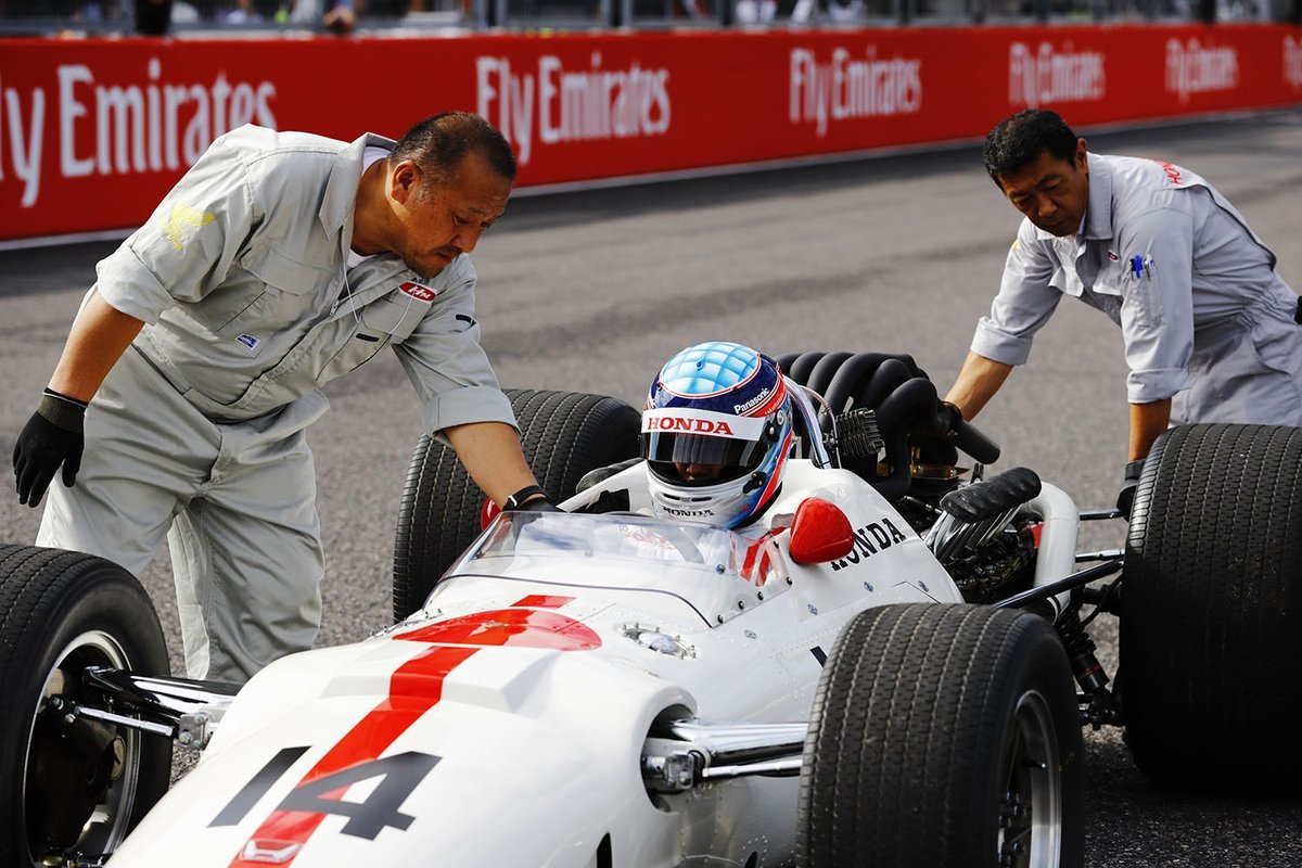 Takuma Sato s vozem Honda RA300 před Velkou cenou Japonska