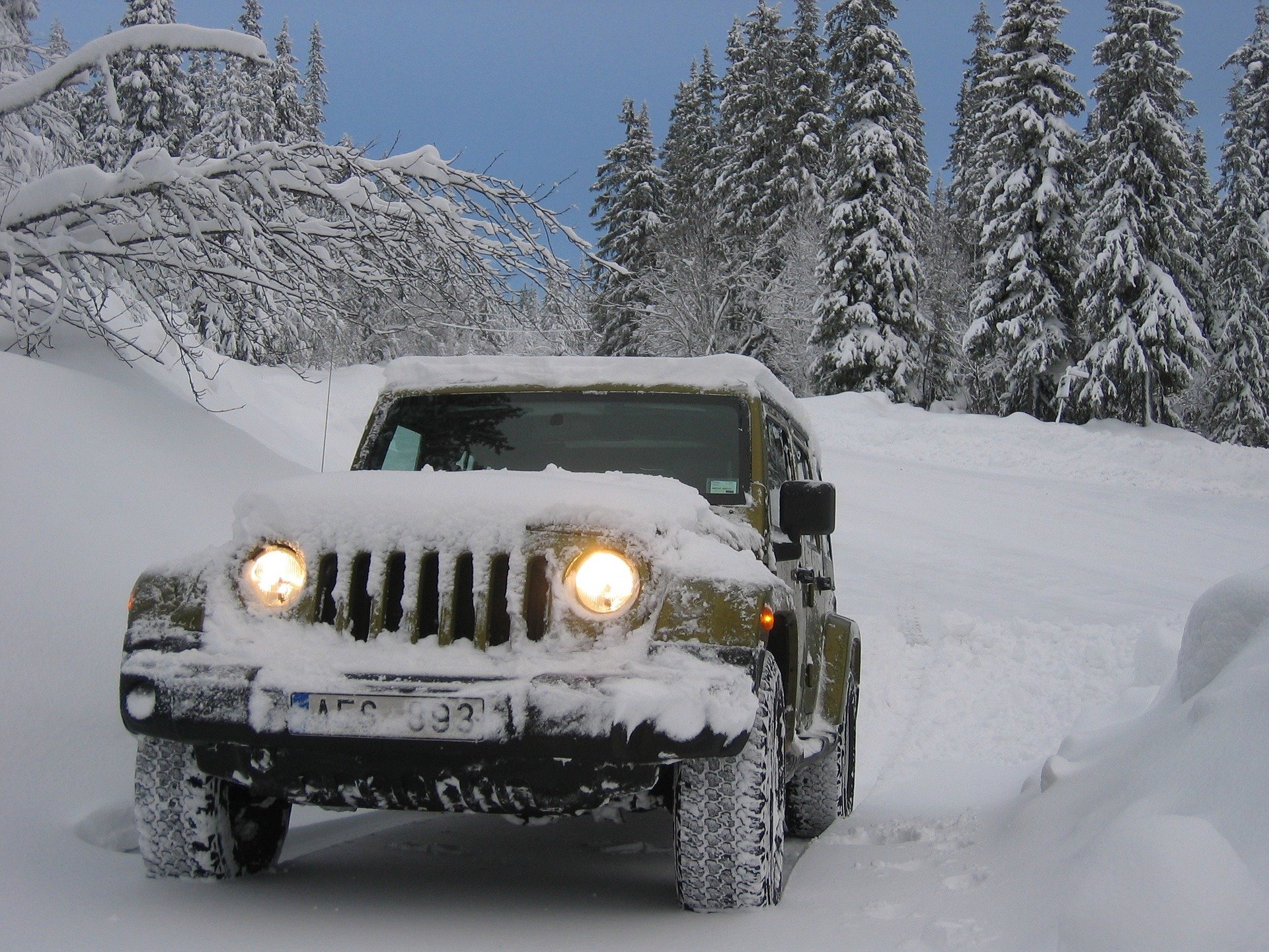 Základem pro bezpečnou jízdu v zimě jsou kvalitní zimní pneumatiky a dobrý stav vašeho vozidla