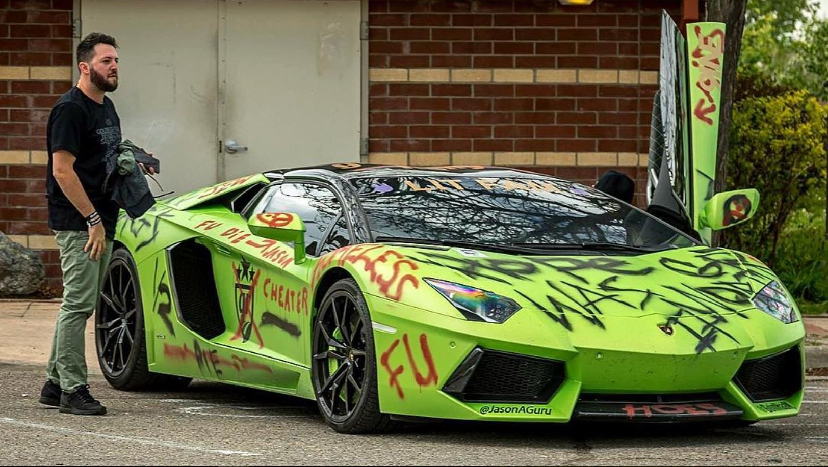 Poněkud nevzhledně upravené Lamborghini Aventador rozhodně zaujme