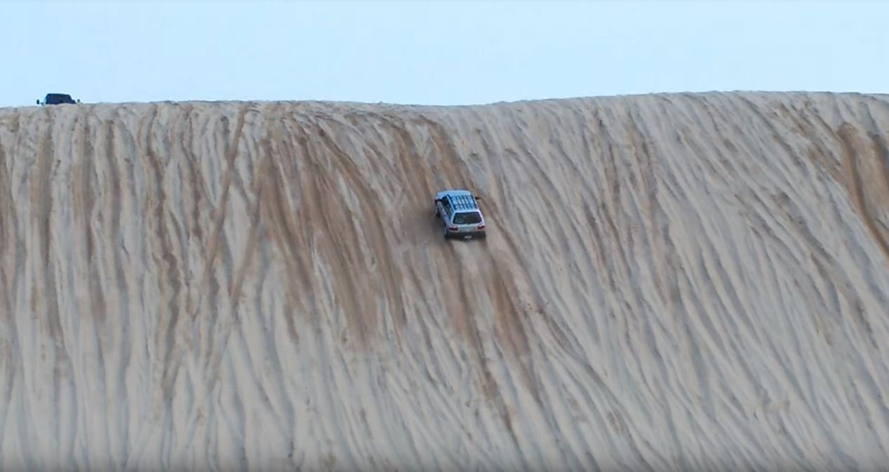 Subaru Forester se nebojácně popralo s pořádnou pouštní dunou