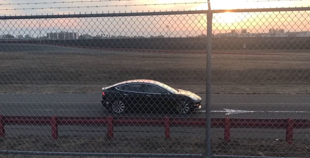 Zřejmě první záběry výkonné varianty elektromobilu Tesla Model 3