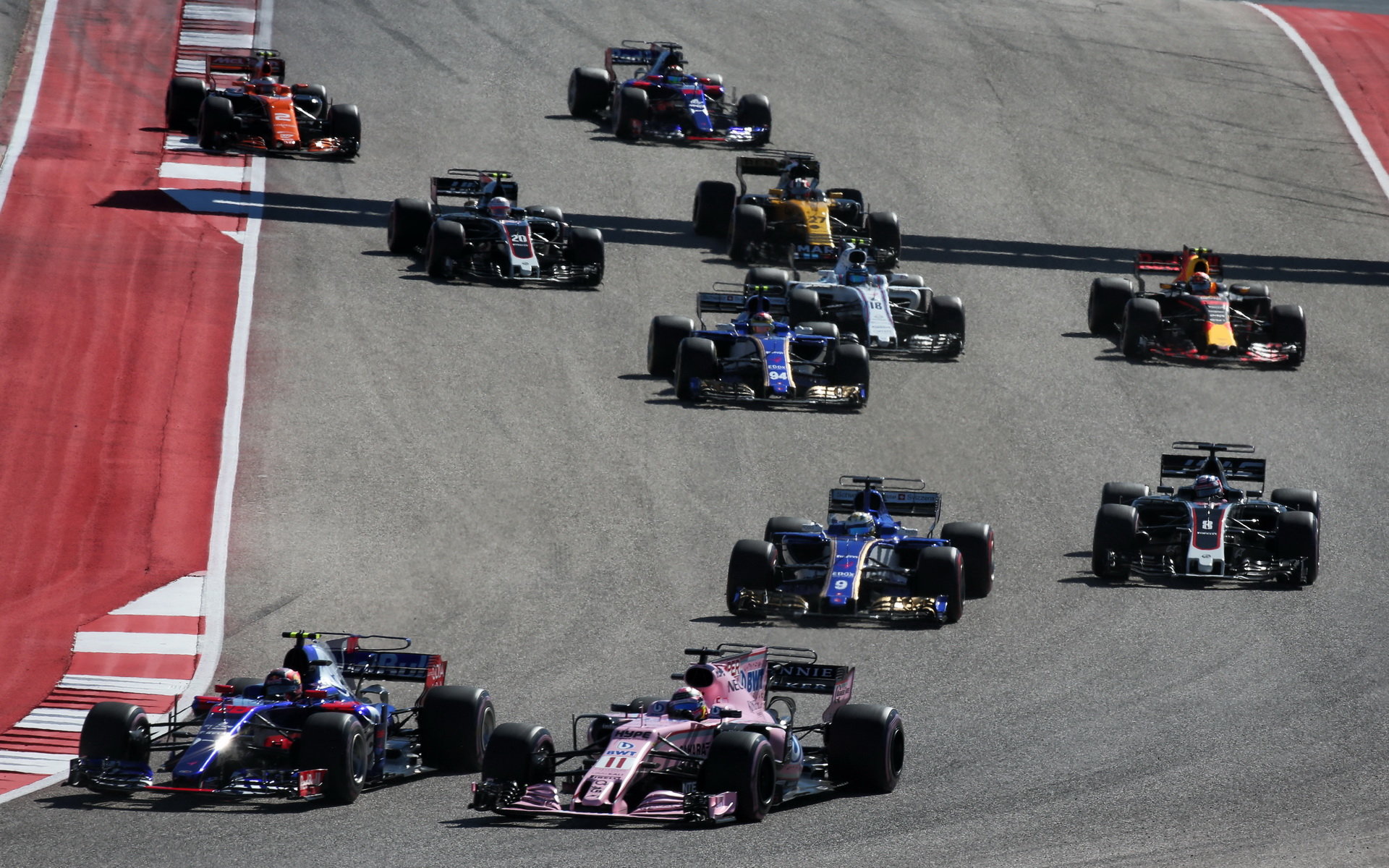 Hartley předjíždí Sergia Péreze v závodě v Austinu